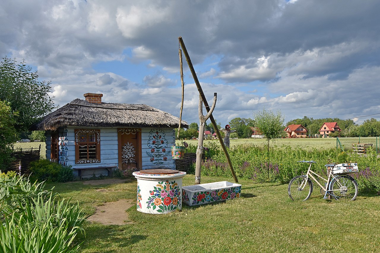 https://upload.wikimedia.org/wikipedia/commons/thumb/e/e5/Zalipie%2C_Dom_Malarek_%28HB1%29.jpg/1280px-Zalipie%2C_Dom_Malarek_%28HB1%29.jpg