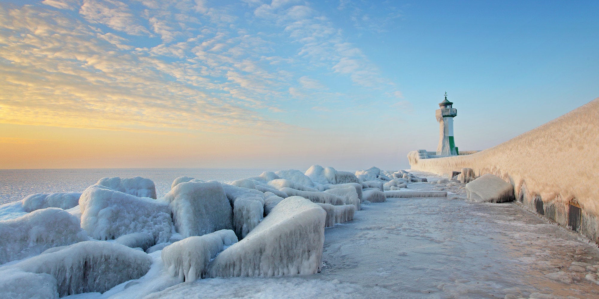https://hips.hearstapps.com/harpersbazaar/assets/17/09/1488556509-hbz-baltic-coast-00-index-01-getty.jpg