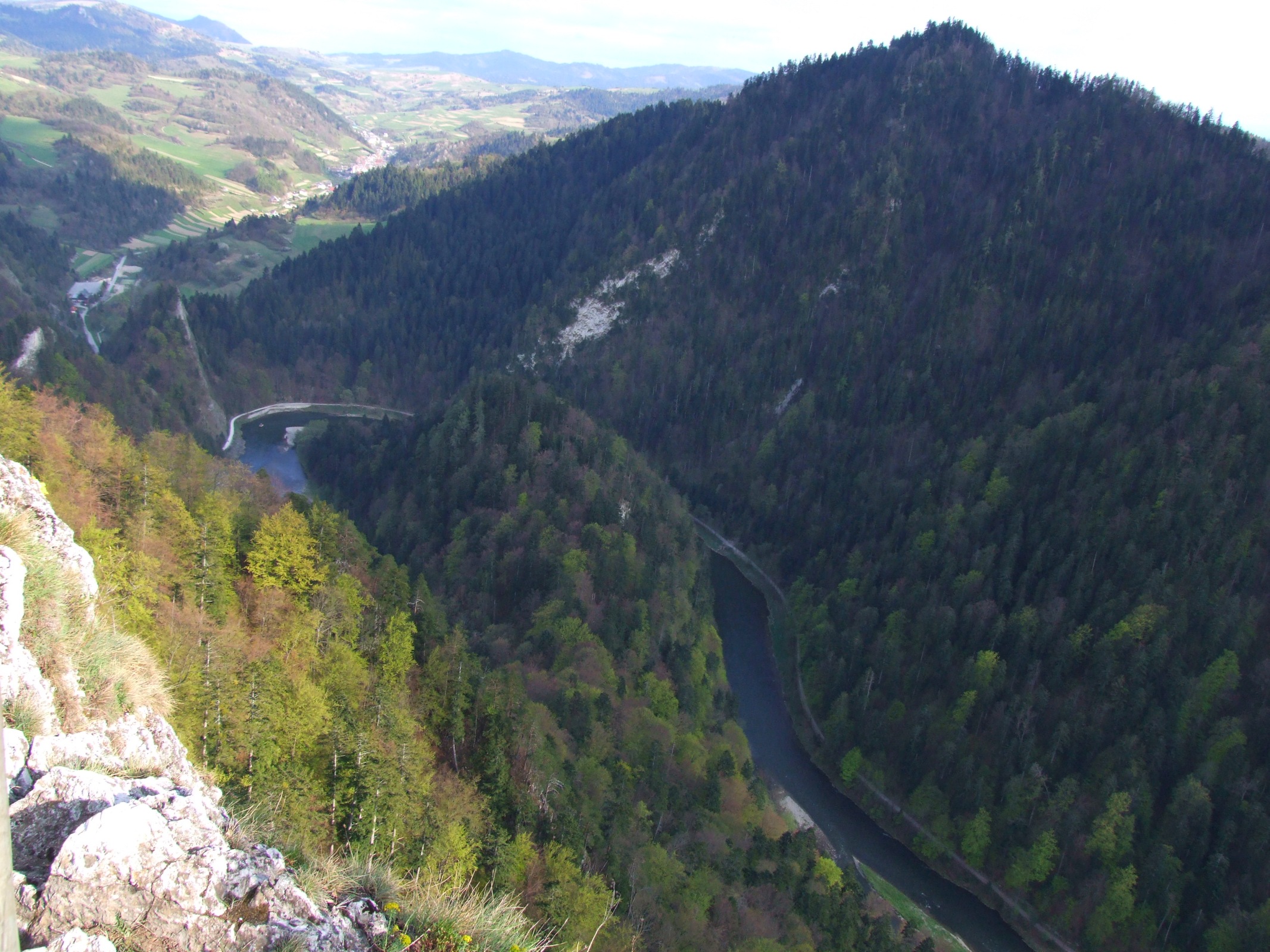https://upload.wikimedia.org/wikipedia/commons/0/06/Prze%C5%82om_Pieni%C5%84ski_a1.jpg